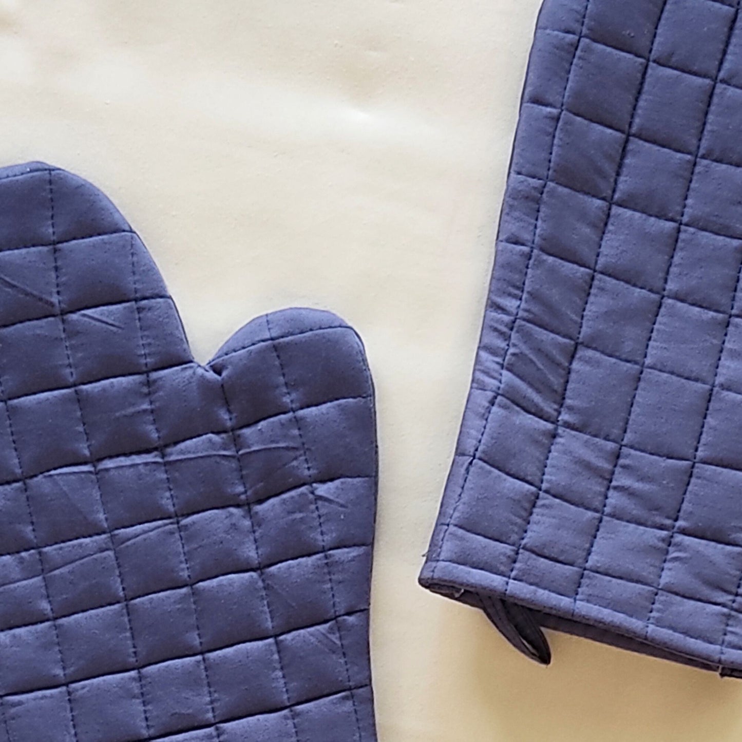 Load image into Gallery viewer, Quilted Oven Mitts
